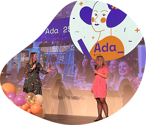 To personer står på en scene på Adas 25-årsjubileum